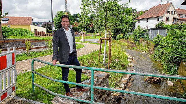 Die vollzogene Renaturierung sorgt wieder für die Beruhigung und Erlebbarkeit des Hilzinger Mühlbachs. Das Bild zeigt Bürgermeister ...