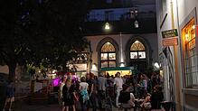 Bild : Konstanz: Die Niederburg lädt zum Gassenfreitag und die Besucher tanzen an