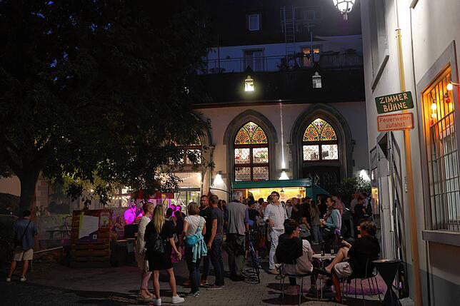 Bild 1: Konstanz: Die Niederburg lädt zum Gassenfreitag und die Besucher tanzen an