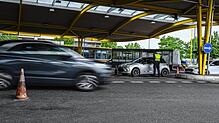 (Archivbild) Am Grenzübergang zwischen Konstanz und Kreuzlingen kontrolliert die Bundespolizei regelmäßig Fernbusse mit Passagieren, die ...