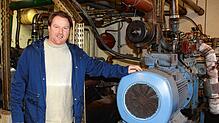 Andreas Dauwalter gewährt einen Blick in den Maschinenraum seiner Biogasanlage.