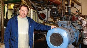 Andreas Dauwalter gewährt einen Blick in den Maschinenraum seiner Biogasanlage.