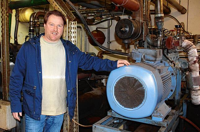 Andreas Dauwalter gewährt einen Blick in den Maschinenraum seiner Biogasanlage.