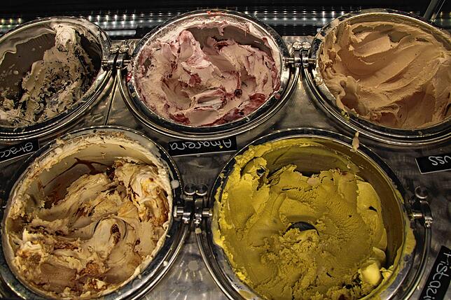 Die Eistheke bietet täglich verschiedene Sorten an, hier sind zum Beispiel Pistazie, Amarena, Haselnuss, Stracciatella und ...