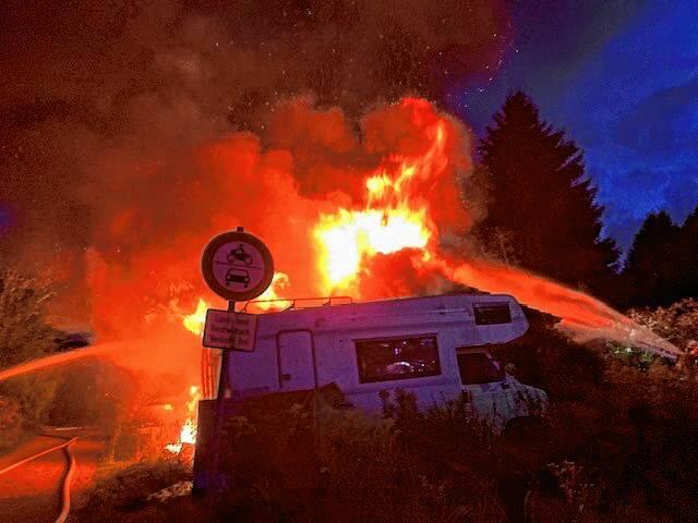 Großbrand des Bahnwärterhauses in Luttungen. Hier steht der vordere Gebäudeteil in Flammen. Von diesem steht nach dem Brand nichts mehr.