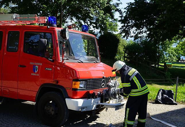 Das alte Löschfahrzeug LF8 versorgt die Meersburger Drehleiter bei der Übung mit dem Wasser aus dem Bodensee.
