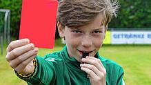So könnte eine Szene während eines Fußballspiels aussehen. Nicolas Küpfer vom SV Bermatingen zeigt einem Spieler die Rote Karte. Der ...
