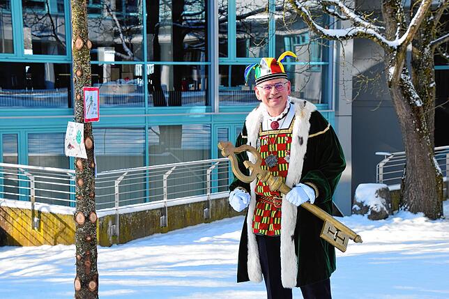 Bild 17: Bilder von der Machtübernahme in Stockach: Bürgermeister seilt den Rathausschlüssel ab