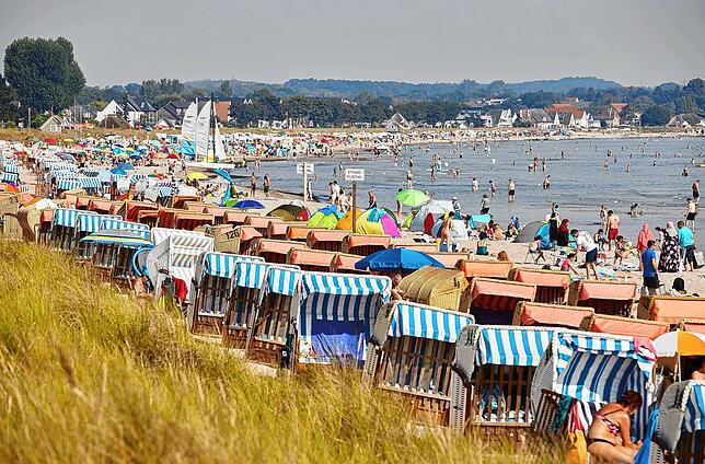 Badegäste am Ostseestrand von Scharbeutz: Wie im vergangenen Jahr könnten die deutschen Küsten im Sommer stark frequentiert sein.