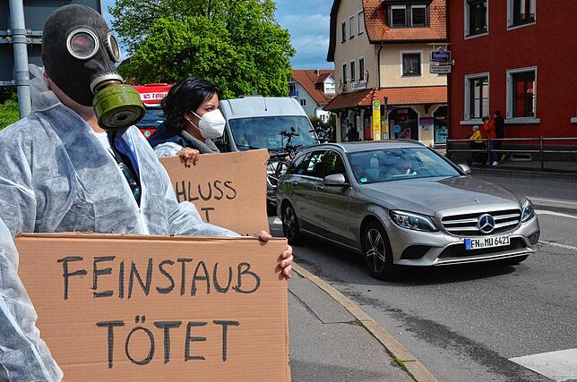 Mit Gasmasken und Plakaten demonstrierten die Südumfahrungsbefürworter im Mai gegen die Belastung der B-33-Anwohner durch die Abgase des ...