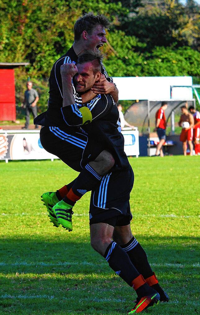 Lang ist es her: In der Saison 2016/17 spielte Patrick Budde (links mit Mark Kaiser in Wallbach) ein Jahr lang mit der Spvgg. ...