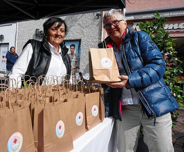 Jede Menge „Frühjahrsgrüße“: In diesen Tüten verschenkt der W+F kleine Kräuterpflanzen, Bettina Fehringer (rechts) hat ihre Pflanze von ...