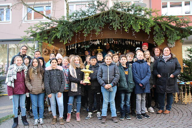 Stefan Schädler (ganz hinten in der Hütte) bekam einen goldenen Zeppelin-Jungen für den schönsten Stand des diesjährigen ...