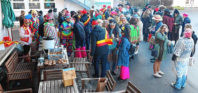 Noch vor der eigentlichen Rathauserstürmung konnten sich die Narren bei Glühwein und Salzgebäck auf das Kommende einstimmen.