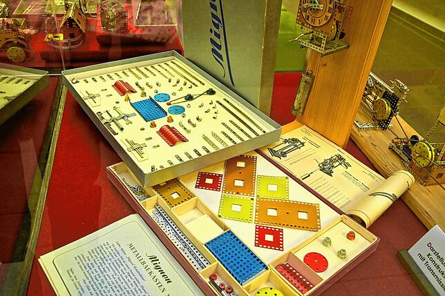 Ein Original Mignon-Metallbaukasten für Kinder der Firma Staiger. 1953 musste die Produktion nach einem Rechtsstreit wegen angeblicher ...