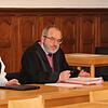 Jetzt ist klar: Der Mann, der seine Nachbarn terrorisiert hat, bleibt vorerst im Gefängnis.