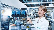 Eine Sick-Mitarbeiterin prüft in Waldkirch ein technisches Gerät. Das Unternehmen ist Spezialist für Sensorik.