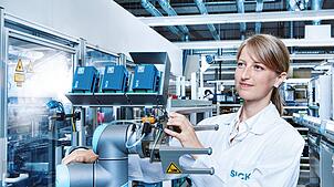 Eine Sick-Mitarbeiterin prüft in Waldkirch ein technisches Gerät. Das Unternehmen ist Spezialist für Sensorik.