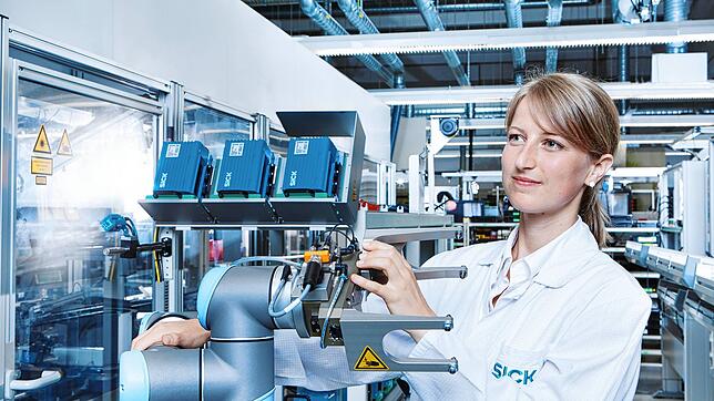 Eine Sick-Mitarbeiterin prüft in Waldkirch ein technisches Gerät. Das Unternehmen ist Spezialist für Sensorik.