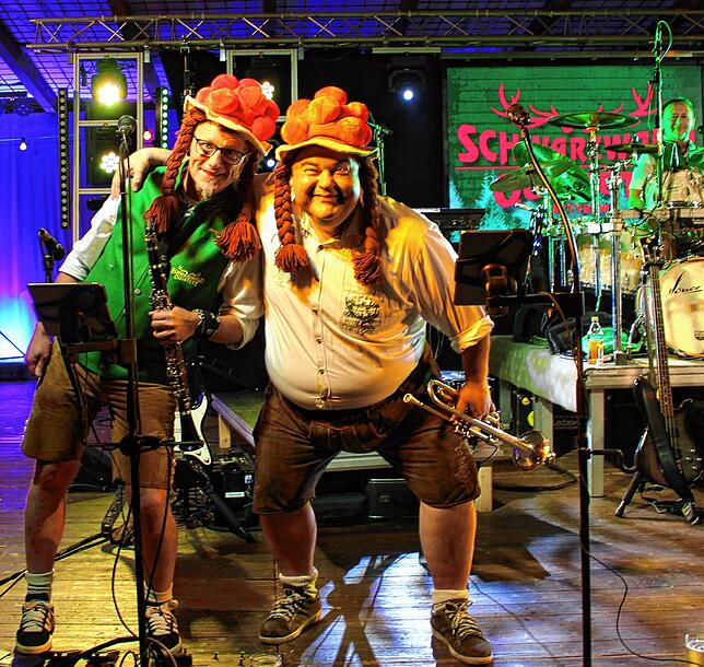 Tolle Stimmung mit den „Schwarzwald-Maries“ vom Schwarzwald-Quintett.