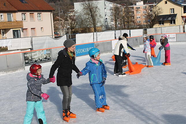 Bild 14: Reger Betrieb auf der Blumberger Eisbahn: Hier sind die schönsten Bilder unseres Fotografen!