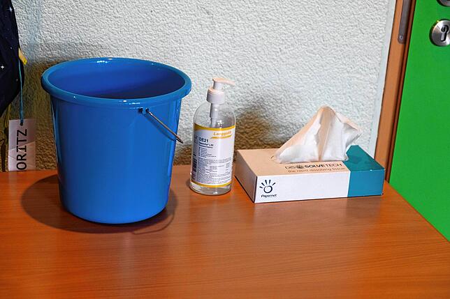 Vor jedem Klassenzimmer an der Stephan-Brodmann-Schule steht eine kleine Desinfektionsstation.