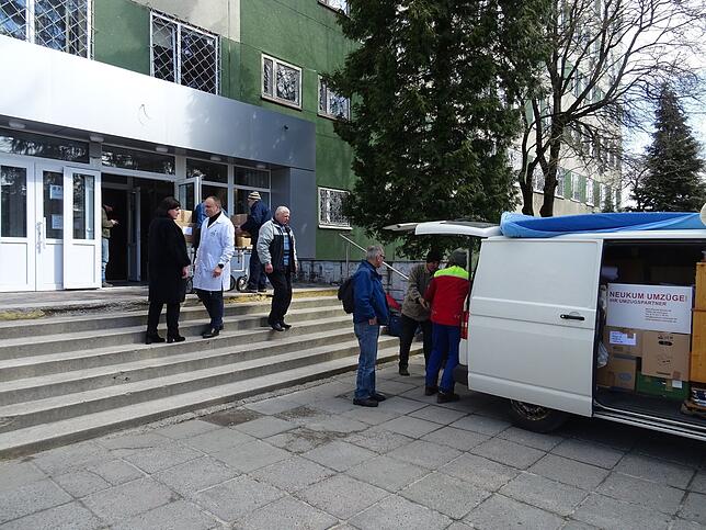 Die Helfer aus dem Schwarzwald laden die Hilfsgüter vor der Polyklinik in Lviv (Lemberg) aus.