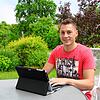 Marcel Bach arbeite am liebsten auf der Terrasse, wenn es das Wetter zulässt. Hier widmet er sich auch seinen Aufgaben als neues ...