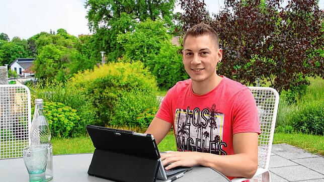 Marcel Bach arbeite am liebsten auf der Terrasse, wenn es das Wetter zulässt. Hier widmet er sich auch seinen Aufgaben als neues ...