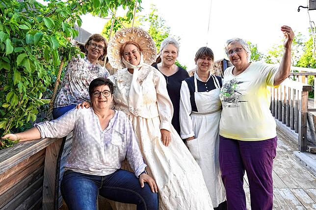 Das Nähteam freut sich über seine erfolgreiche Arbeit. 25 Kostüme und mehr als 100 Einzelteile haben sie seit der letzten Aufführung. ...