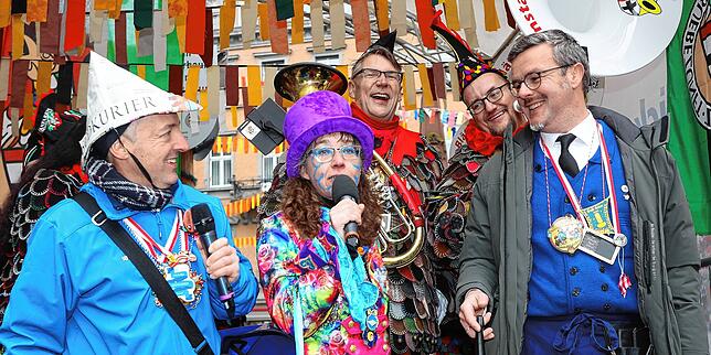 Glückliche Partner bei der Straßenfasnacht: Jörg-Peter Rau und Aurelia Scherrer aus der Redaktion sowie Geschäftsführer Michel ...