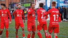 Doppeltorschütze Pascal Rasmus jubelt mit seinen Teamkollegen.