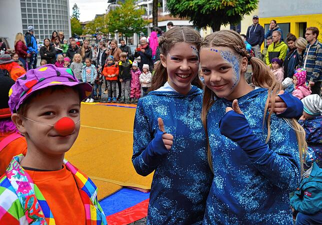 Moritz, Emma und Lili vom Kinderzirkus Meerolina haben großen Spaß auf der Kindermeile.