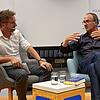 Buchpremiere im SÜDKURIER-Medienhaus in Kooperation mit der Buchhandlung Osiander: Uli Burchardt (rechts) liest aus seinem Buch ...