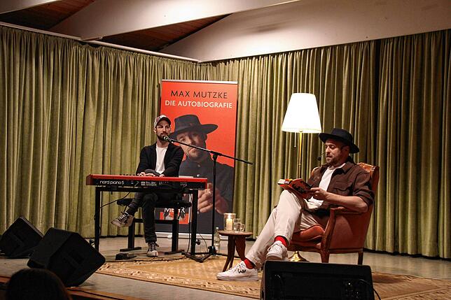 Max Mutzke liest im Gemeindesaal Krenkingen aus seinem Buch, begleitet wird er von Nick Flade am Piano.