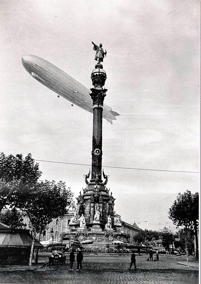 Die LZ 127 Graf Zeppelin über der Columbus-Säule in Barcelona, Anfang 1930er Jahre.