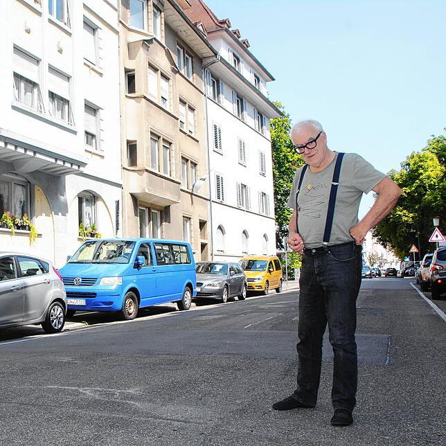Bei jeder Durchfahrt eines Busses oder Lastwagens bebt das Haus Nummer 38 (links) in der Gartenstraße. Dies beklagt Notker Homburger.