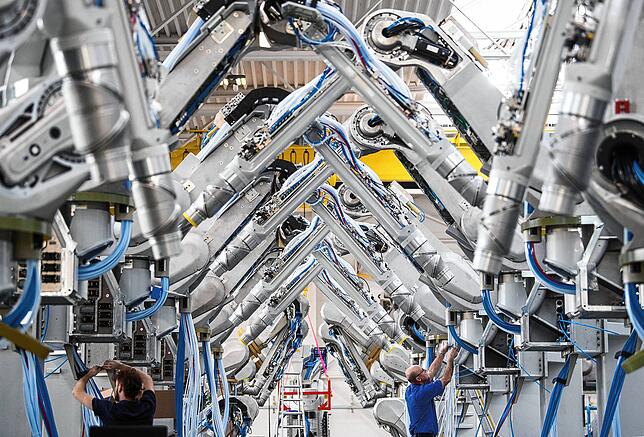 Mitarbeiter der Dürr AG montieren Lackierroboter. Hier ist das schwäbische Unternehmen Weltmarktführer.