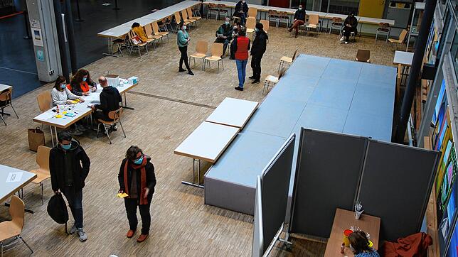 Die Aula des Friedrich-Hecker-Gymnasiums wurde zu einem kleinen Impfzentrum umgebaut. Dadurch musste niemand in der Kälte warten.