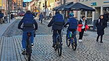 Drei Schüler radeln durch die Fußgängerzone in Villingen. Den Antrag der AfD, den Radfahrverkehr in der Fußgängerzone zu unterbinden, ...