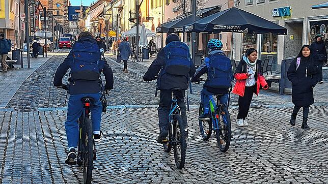 Drei Schüler radeln durch die Fußgängerzone in Villingen. Den Antrag der AfD, den Radfahrverkehr in der Fußgängerzone zu unterbinden, ...