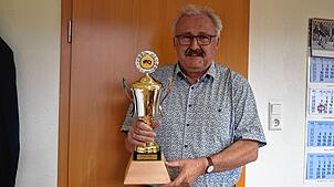 Bürgermeister Thomas Kaiser mit dem bereitstehenden Pokal. Foto: Christiane Sahli