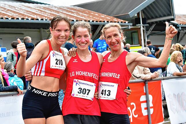 Sieger-Trio von der LG Hohenfels: Die Zweitplatzierte Lina Schitz (links) und Tanja Saretzki als Dritte nahmen die erstmals siegreiche ...