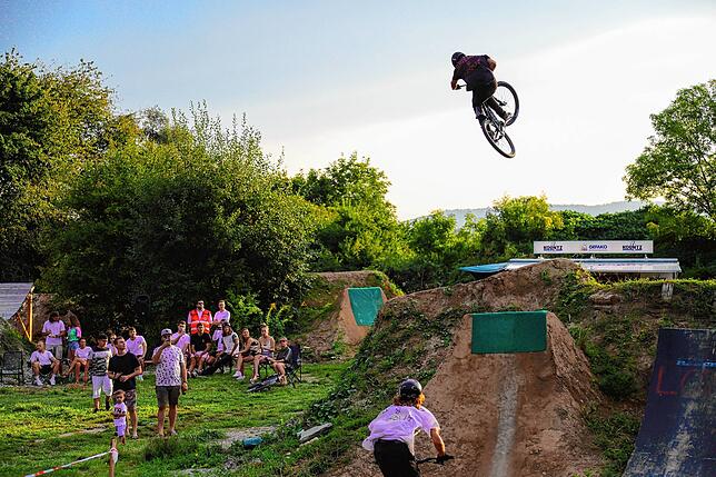 Bild 3: Diese Überflieger sind erstaunlich bodenständig: Wir begleiten drei Dirt Biker bei ihren waghalsigen Sprüngen