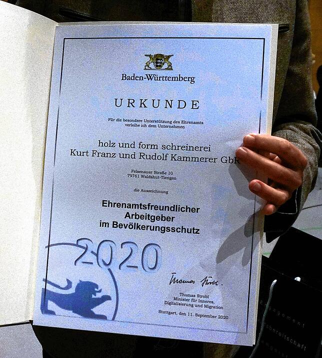 So sieht die Urkunde aus, die 22 Arbeitgeber überreicht bekommen haben.