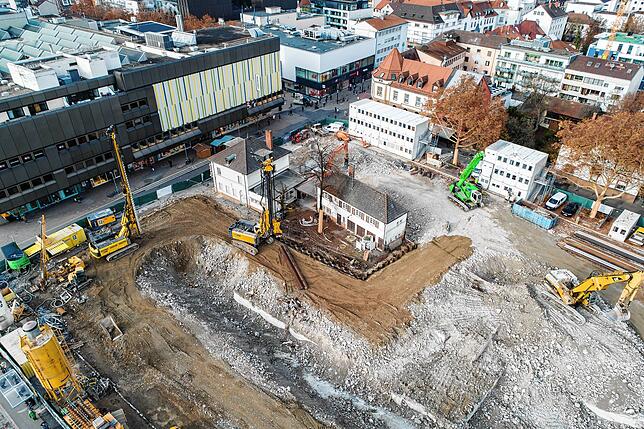 Das Bauspektakel lockte täglich Zaungäste an: Zu erkennen sind die ersten Fundamentarbeiten samt der dafür erforderlichen Verschalungen.