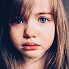 Tieftraurig: Ein Mädchen mit Tränen in den Augen. Wie kann man mit Kindern über einen Trauerfall reden?