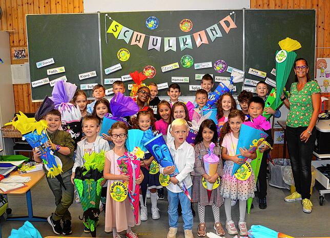 Klasse 1b: Die Erstklässler mit Klassenlehrerin Sabine Kiefer-Schwiderski.