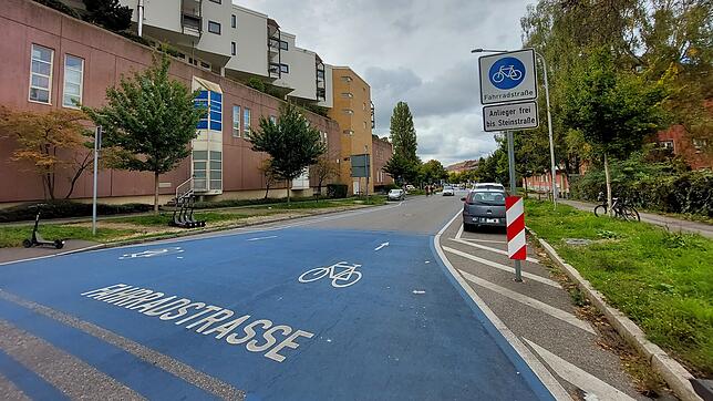 (Archivbild) In der Jahnstraße richtet ein Senior erheblichen Schaden an, als er beim Einparken Gas- und Bremspedal verwechselt.