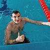 Andreas Cafararo ist zufrieden mit seinen Zeiten im 200 Meter Freistil Schwimmen.